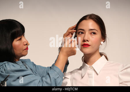 Tokyo, Giappone. Xxi Sep, 2016. In Giappone il gigante dei cosmetici Shiseido chief professionale di make-up artist Miyako Okamoto (L) dà un make-up per un modello di come la società lancerà la nuova make-up Marchio "Playlist" a Tokyo il mercoledì 21 settembre, 2016. La playlist è sviluppato da Shiseido professionale del make-up gli artisti e gli utenti saranno in grado di avere la consulenza web e make-up suggerimenti attraverso Internet. © Yoshio Tsunoda/AFLO/Alamy Live News Foto Stock