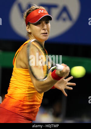 Belinda Bencic della Svizzera restituisce la sfera contro la Danimarca Caroline WOZNIACKI durante il primo turno del Toray Pan Pacific Open tennis championships di Tokyo il 20 settembre 2016. Wozniacki sconfitto Bencic 6-2, 5-7, 6-1. © Yoshio Tsunoda/AFLO/Alamy Live News Foto Stock