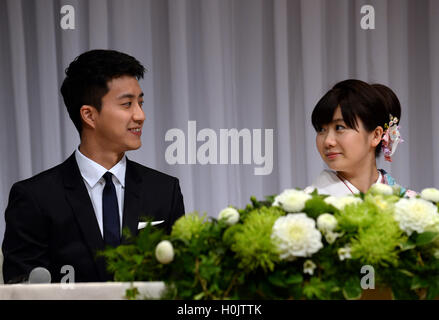 Tokyo, Giappone. Xxi Sep, 2016. Giapponese ping-pong player Ai Fukuhara (R) e tavolo da ping pong player Chiang Hung-Chieh di Taipei cinese guarda ogni altro nel corso di una conferenza stampa per annunciare il loro matrimonio in Tokyo, Giappone, Sett. 21, 2016. © Ma Ping/Xinhua/Alamy Live News Foto Stock