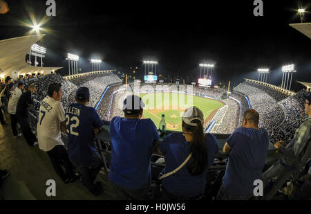 Los Angeles, California, USA. Xx Settembre, 2016. Folla a una partita di baseball fra i Los Angeles Dodgers e i San Francisco Giants, Martedì, Settembre 20, 2016 a Los Angeles. © Ringo Chiu/ZUMA filo/Alamy Live News Foto Stock