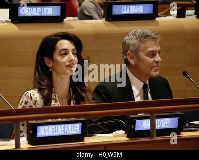 New York, New York, Stati Uniti d'America. Xx Settembre, 2016. Attore degli Stati Uniti George Clooney (R) e moglie Amal Clooney frequentare un Leaders Summit per i rifugiati durante le Nazioni Unite 71a sessione di discussione generale all'Assemblea generale delle Nazioni Unite presso la sede delle Nazioni Unite a New York New York, Stati Uniti d'America, 20 settembre 2016. Credito: Peter Foley/Piscina via CNP - nessun filo SERVICE - © dpa/Alamy Live News Foto Stock