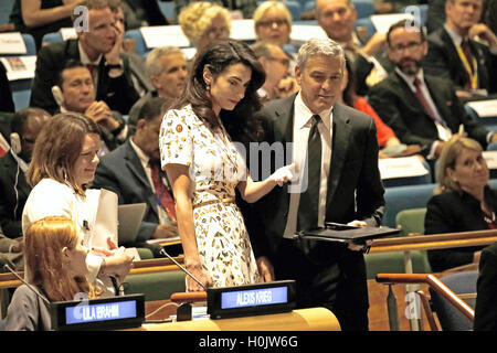 New York, New York, Stati Uniti d'America. Xx Settembre, 2016. Lebanese-British avvocato, Amal Clooney (L) e il marito attore degli Stati Uniti George Clooney frequentare un Leaders Summit per i rifugiati durante le Nazioni Unite 71a sessione di discussione generale all'Assemblea generale delle Nazioni Unite presso la sede delle Nazioni Unite a New York New York, Stati Uniti d'America, 20 settembre 2016. Credito: Peter Foley/Piscina via CNP - nessun filo SERVICE - © dpa/Alamy Live News Foto Stock