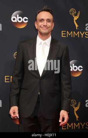 Los Angeles, CA, Stati Uniti d'America. Xviii Sep, 2016. Hank Azaria presso gli arrivi per la 68annuale di Primetime Emmy Awards 2016 - Arrivi 3, Microsoft Theatre, Los Angeles, CA il 18 settembre 2016. © Priscilla concedere/Everett raccolta/Alamy Live News Foto Stock