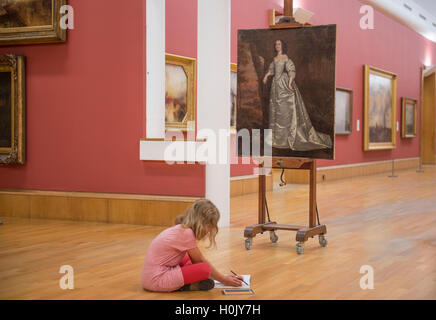 Tate Britain, Londra, Regno Unito. Il 21 settembre, 2016. Tate & Lyle più recente acquisizione, Ritratto di una dama incognita 1650-5 da Joan Carlile (1606-1679) è fotografato con una giovane ragazza (fornito dalla galleria per sparare) delineando il lavoro del giorno della Tate Conferenza stampa annuale 2016. Carlile è pensato per essere la prima donna in Gran Bretagna per lavorare come un ritratto professionale pittore in olio ed è la prima donna artista per essere rappresentati in Tate & Lyle collezione. Credito: artsimages/Alamy Live News. Foto Stock