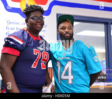 Miami, FL, Stati Uniti d'America. Xx Settembre, 2016. Stephen Gordon e delfini di Miami ampia ricevitore (#14) Jarvis Landry sorpresa il Miramar patrioti gamma football team prima per la squadra di pratica come parte del 4 Downs per finanziare la cultura finanziaria programma sponsorizzato da BankUnited. Landry condividere il suo pensiero sull importanza di alfabetizzazione finanziaria a Miramar di Alta Scuola Media Center il 20 settembre 2016 a Miramar, Florida. Credito: Mpi10/media/punzone Alamy Live News Foto Stock