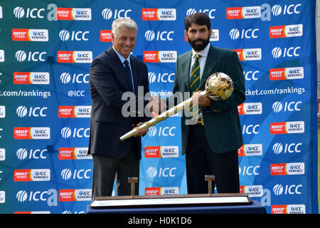 Lahore, nel Regno Unito e in Pakistan al ovale a Londra. 14 Ago, 2016. Prova pakistano cricket capitano Misbah-ul-Haq (R) riceve l'International Cricket Consiglio (ICC) campionato di test macis da ICC Chief Executive David Richardson nel Pakistan orientale di Lahore, Sett. 21, 2016. Il Pakistan ha ottenuto il numero uno in classifica di campionato di test nella tabella dopo il test match serie tratte 2-2, tra Inghilterra e Pakistan al ovale a Londra, 14 agosto 2016. © Sajjad/Xinhua/Alamy Live News Foto Stock