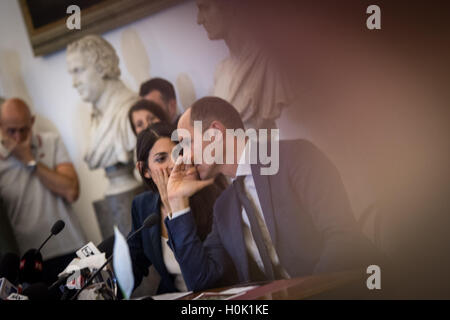 Roma, Italia. Xxi Sep, 2016. Roma 21 Settembre conferenza stampa a Roma Virginia Raggi sindaco di dire no alla candidatura di Roma per le Olimpiadi 2024. *** Caption locale *** Roma 21 Settembre conferenza stampa a Roma Virginia Raggi sindaco di dire no alla candidatura di Roma per le Olimpiadi 2024 foto sindaco Virginia raggi e i vice sindaco Daniele Frongia Credito: Andrea Ronchini/Alamy Live News Foto Stock