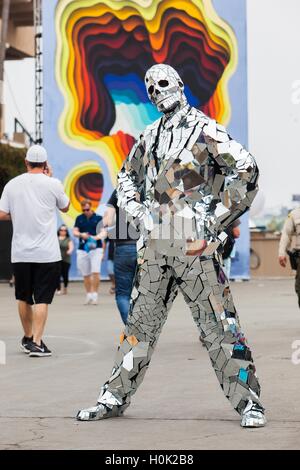 Delmar, CA, US. Xviii Sep, 2016. KAABOO è tre giorni di divertimento, con quasi 40 ore piene di ricordi e ha tutti i presupposti per approdare ad un confortevole evento. Essi avevano molta ombra e posti a sedere, i servizi igienici sono stati puliti con aria condizionata con servizi igienici lavabile (nessuna porta-vasino), e non vi era alcuna sporcizia, polvere o fango di lotta attraverso solo per avere un buon tempo.Per un certo livello di valutazione c'era anche una piscina per il lounge intorno a. Vi è stato il cibo gourmet, prezzi esorbitanti, e tutto ciò che vi aspettereste da un festival di tre giorni. © Daren Fentiman/ZUMA filo/Alamy Live News Foto Stock