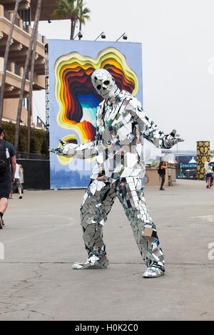 Delmar, CA, US. Xviii Sep, 2016. KAABOO è tre giorni di divertimento, con quasi 40 ore piene di ricordi e ha tutti i presupposti per approdare ad un confortevole evento. Essi avevano molta ombra e posti a sedere, i servizi igienici sono stati puliti con aria condizionata con servizi igienici lavabile (nessuna porta-vasino), e non vi era alcuna sporcizia, polvere o fango di lotta attraverso solo per avere un buon tempo.Per un certo livello di valutazione c'era anche una piscina per il lounge intorno a. Vi è stato il cibo gourmet, prezzi esorbitanti, e tutto ciò che vi aspettereste da un festival di tre giorni. © Daren Fentiman/ZUMA filo/Alamy Live News Foto Stock