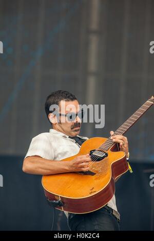 Delmar, CA, US. Xviii Sep, 2016. KAABOO è tre giorni di divertimento, con quasi 40 ore piene di ricordi e ha tutti i presupposti per approdare ad un confortevole evento. Essi avevano molta ombra e posti a sedere, i servizi igienici sono stati puliti con aria condizionata con servizi igienici lavabile (nessuna porta-vasino), e non vi era alcuna sporcizia, polvere o fango di lotta attraverso solo per avere un buon tempo.Per un certo livello di valutazione c'era anche una piscina per il lounge intorno a. Vi è stato il cibo gourmet, prezzi esorbitanti, e tutto ciò che vi aspettereste da un festival di tre giorni.visto qui la banda ALO.I membri della band.Steve Adams - basso e voci.David Bro Foto Stock