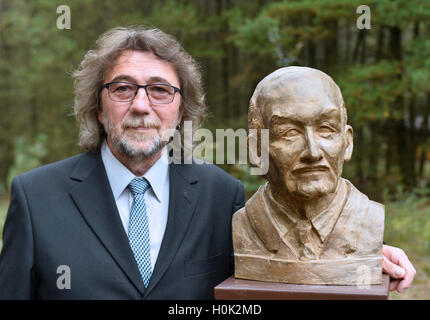 Pilsen, Repubblica Ceca. Xxi Sep, 2016. Collezione mondiale di pini e di ricerca nel settore forestale stazione Sofronka Arboretum in Pilsen Bolevec, fondata nel 1956 da Karel Kanak (busto) celebra il suo sessantesimo anniversario quest'anno. Il figlio del fondatore Jan Kanak pone con il busto di suo padre, 21 settembre 2016. © Miroslav Chaloupka/CTK foto/Alamy Live News Foto Stock