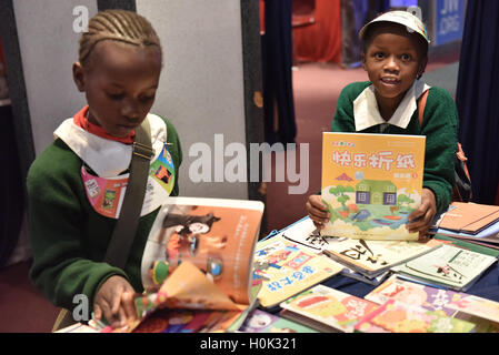 Nairobi, in Kenya. Xxi Sep, 2016. Due bambini di leggere libri a un cinese editore della cabina durante il XIX Nairobi Fiera Internazionale del Libro di Nairobi, Kenya, Sett. 21, 2016. Essendo una delle più antiche fiere del libro in Africa orientale, il 5-giorno del XIX Nairobi Fiera Internazionale del Libro di calci fuori qui il mercoledì con gli editori di tutto il continente e il mondo come bene. © Sun Ruibo/Xinhua/Alamy Live News Foto Stock
