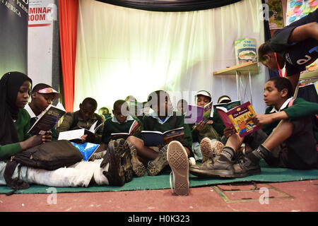 Nairobi, in Kenya. Xxi Sep, 2016. Un gruppo di alunni leggere libri a xix Nairobi Fiera Internazionale del Libro di Nairobi, Kenya, Sett. 21, 2016. Essendo una delle più antiche fiere del libro in Africa orientale, il 5-giorno del XIX Nairobi Fiera Internazionale del Libro di calci fuori qui il mercoledì con gli editori di tutto il continente e il mondo come bene. © Sun Ruibo/Xinhua/Alamy Live News Foto Stock