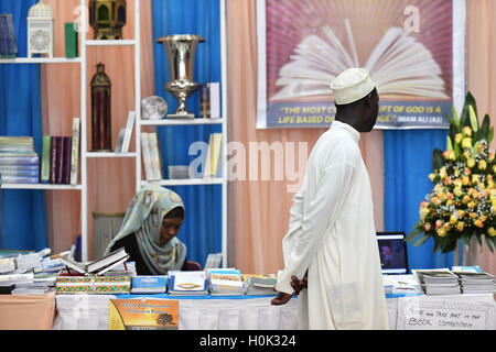 Nairobi, in Kenya. Xxi Sep, 2016. Un visitatore sceglie di libri al XIX Nairobi Fiera Internazionale del Libro di Nairobi, Kenya, Sett. 21, 2016. Essendo una delle più antiche fiere del libro in Africa orientale, il 5-giorno del XIX Nairobi Fiera Internazionale del Libro di calci fuori qui il mercoledì con gli editori di tutto il continente e il mondo come bene. © Sun Ruibo/Xinhua/Alamy Live News Foto Stock