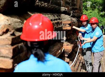 (160922) -- BAGAN (Myanmar), Sett. 22, 2016 (Xinhua) -- i membri cinese del team di esperti in grado di controllare lo stato di danneggiamento di un quake-ha colpito la pagoda di Bagan, Myanmar, Sett. 21, 2016. Un Cinese archeologico team esperto aiuterà a Myanmar rinnovare quake-hit antiche pagode e templi di Bagan, una città antica nel centro del Myanmar. (Xinhua/U Aung) (wjd) Foto Stock