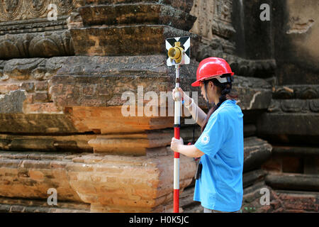 (160922) -- BAGAN (Myanmar), Sett. 22, 2016 (Xinhua) -- un membro di un cinese esperto team ispeziona danneggiato lo stato di quake-ha colpito la pagoda di Bagan, Myanmar, Sett. 21, 2016. Un Cinese archeologico team esperto aiuterà a Myanmar rinnovare quake-hit antiche pagode e templi di Bagan, una città antica nel centro del Myanmar. (Xinhua/U Aung) (wjd) Foto Stock