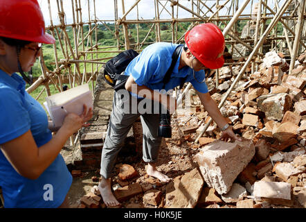 (160922) -- BAGAN (Myanmar), Sett. 22, 2016 (Xinhua) -- i membri cinese del team di esperti in grado di controllare lo stato di danneggiamento di un quake-ha colpito la pagoda di Bagan, Myanmar, Sett. 21, 2016. Un Cinese archeologico team esperto aiuterà a Myanmar rinnovare quake-hit antiche pagode e templi di Bagan, una città antica nel centro del Myanmar. (Xinhua/U Aung) (wjd) Foto Stock