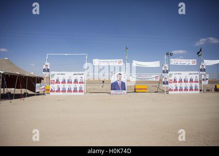 Ad Amman Amman, Giordania. 3 Sep, 2016. Poster della campagna sono visibili a livello politico rally tenda è visto al di fuori di Karak, Giordania, sul Sett. 3, 2016. Piuttosto che ospita manifestazioni nelle strade, gli eventi politici verificatisi in Giordania si tengono di solito in tende, mentre i partecipanti sono serviti caffè e ascoltare discorsi dai candidati. © Shawn Robinson/ZUMA filo/Alamy Live News Foto Stock