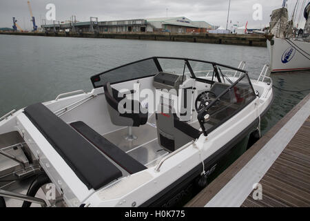 Southampton, Regno Unito. Il 22 settembre, 2016. Imbarcazione a motore ormeggiata presso il Southampton Boat Show 2016 Credit: Keith Larby/Alamy Live News Foto Stock