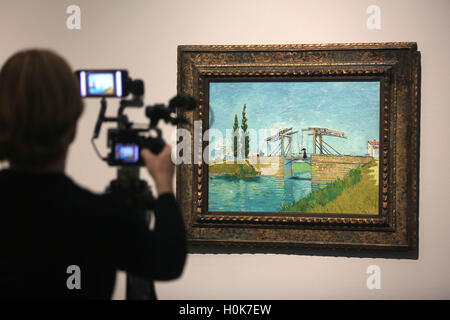 Colonia, Germania. Il 22 settembre, 2016. Un uomo film il dipinto 'Langlois ponte' di Vincent van Gogh a Colonia, Germania, 22 settembre 2016. La mostra "da Dürer a van Gogh' mostra la collezione Buhrle presso il Wallraf-Richartz-Museum a partire dal 23 settembre 2016 fino al 29 gennaio 2017. Foto: OLIVER BERG/dpa/Alamy Live News Foto Stock