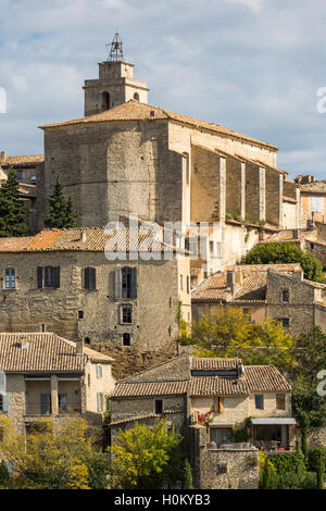 Vista media della città sulla collina di Gordes, Luberon, Provenza, Francia Foto Stock