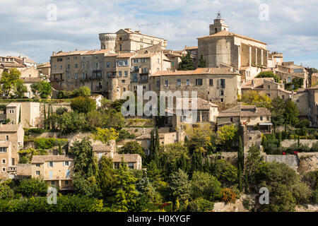 Vista media della città sulla collina di Gordes, Luberon, Provenza, Francia Foto Stock