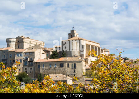 Vista media della città sulla collina di Gordes, Luberon, Provenza, Francia Foto Stock