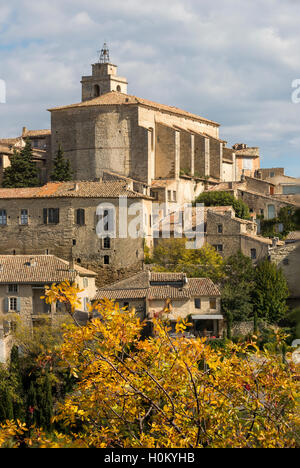 Vista media della città sulla collina di Gordes, Luberon, Provenza, Francia Foto Stock