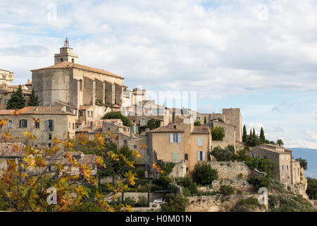 Vista media della città sulla collina di Gordes, Luberon, Provenza, Francia Foto Stock