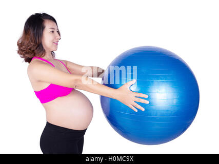 Donna incinta con palla fitness isolati su sfondo bianco Foto Stock