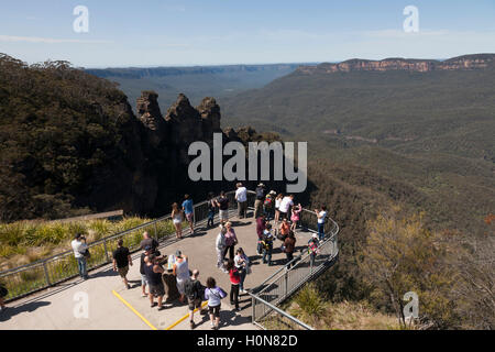 La folla di turisti alla formazione rocciosa Tre Sorelle a Echo Point Katoomba Nuovo Galles del Sud Australia Foto Stock