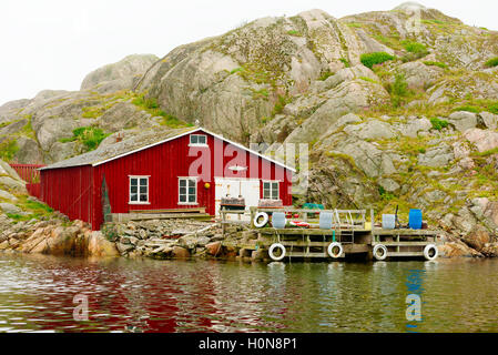 Skarhamn, Svezia - 9 Settembre 2016: ambientale documentario di pesca mare capannone o piccola industria di pesca in costa rocciosa Foto Stock