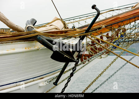 Skarhamn, Svezia - 9 Settembre 2016: ambientale documentario della barca a vela Lady Ellen come visto da procedure Dockside Wizard. Nero un pesante Foto Stock