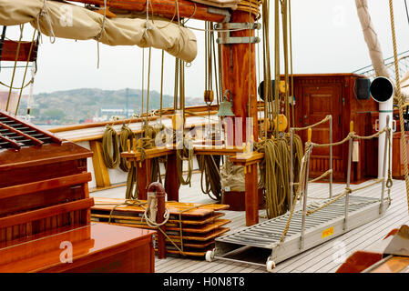 Skarhamn, Svezia - 9 Settembre 2016: ambientale documentario della barca a vela Lady Ellen come visto da procedure Dockside Wizard. Parte del deck w Foto Stock