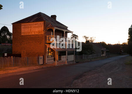 Northey's Store integrato cira 1873 nell'ex Gold Rush villaggio di collina fine del Nuovo Galles del Sud Australia Foto Stock
