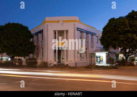 Il cliente utilizzando la ATM Commonwealth Bank Building al tramonto Grafton NSW Australia Foto Stock