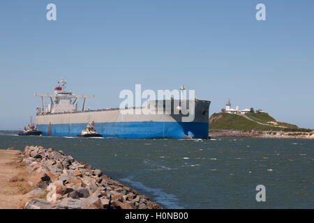 Capesize Bulk Carrier China Steel innovatore arriva al porto di Newcastle con l'assistenza di porto rimorchiatori. Foto Stock