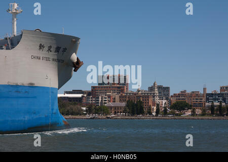 Capesize Bulk Carrier China Steel innovatore arriva al porto di Newcastle con l'assistenza di porto rimorchiatori. Foto Stock