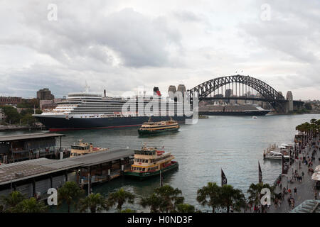 La MS Queen Elizabeth è una vista-class nave da crociera attraccata al Terminal Passeggeri Oltreoceano Sydney Australia Foto Stock