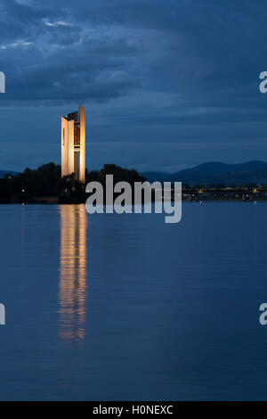 Il Carillon Nazionale è un impressionante 50 metro di altezza simbolo architettonico su Aspen Isola Lago Burley Griffin Canberra Foto Stock