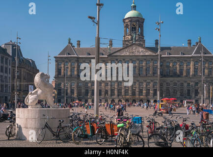 Fra le attrazioni turistiche più popolari di Palazzo Reale e la Piazza Dam, Città centro quartiere, Amsterdam, Paesi Bassi. Foto Stock