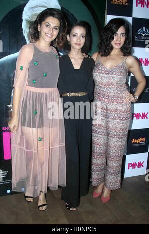 Gli attori di Bollywood Taapsee Pannu, Andrea Taring e Kirti Kulhari durante la proiezione del film rosa in Mumbai Foto Stock