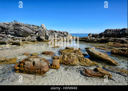 Vista di spettacolari formazioni rocciose a Bindijine Beach, Jervis Bay, Beecroft gamma di armi, Nuovo Galles del Sud, NSW, Australia Foto Stock