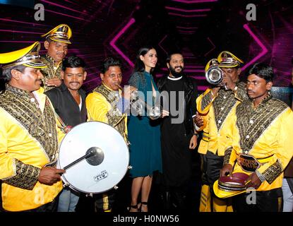 Gli attori di Bollywood Nargis Fakhri Riteish Deshmukh promozione film set Banjo dance reality show Dance + 2 Mumbi. Foto Stock