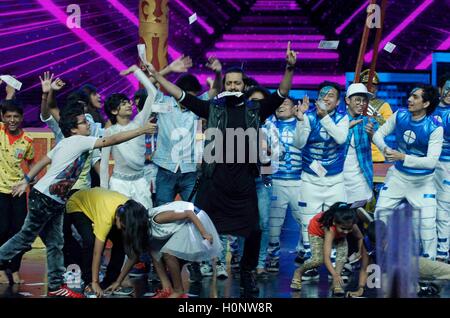 Attore di Bollywood Riteish Deshmukh durante la promozione del film Banjo sul set di danza reality show Dance + 2 in Mumbai Foto Stock