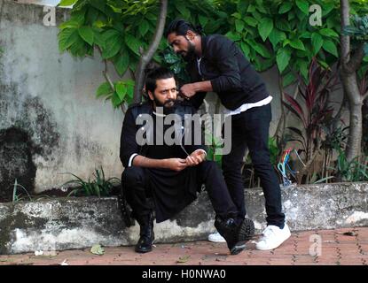 Attore di Bollywood Riteish Deshmukh durante la promozione del film Banjo sul set di danza reality show Dance + 2 in Mumbai Foto Stock