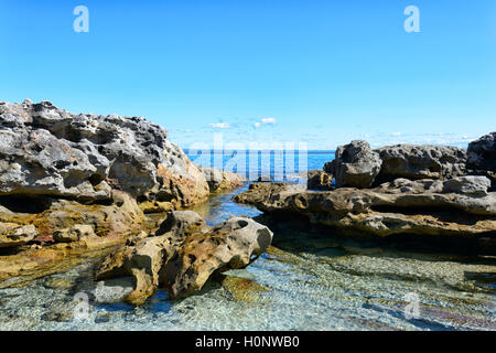 Vista di spettacolari formazioni rocciose a Bindijine Beach, Jervis Bay, Beecroft gamma di armi, Nuovo Galles del Sud, NSW, Australia Foto Stock