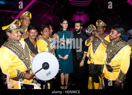 Gli attori di Bollywood Nargis Fakhri Riteish Deshmukh promozione di film set Banjo di danza reality show Dance + 2 Mumbai Foto Stock