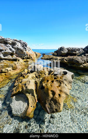 Vista di spettacolari formazioni rocciose a Bindijine Beach, Jervis Bay, Beecroft gamma di armi, Nuovo Galles del Sud, NSW, Australia Foto Stock