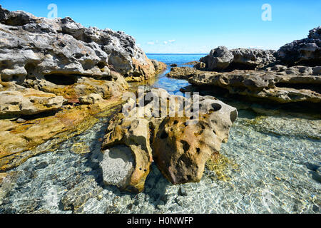 Vista di spettacolari formazioni rocciose a Bindijine Beach, Jervis Bay, Beecroft gamma di armi, Nuovo Galles del Sud, NSW, Australia Foto Stock